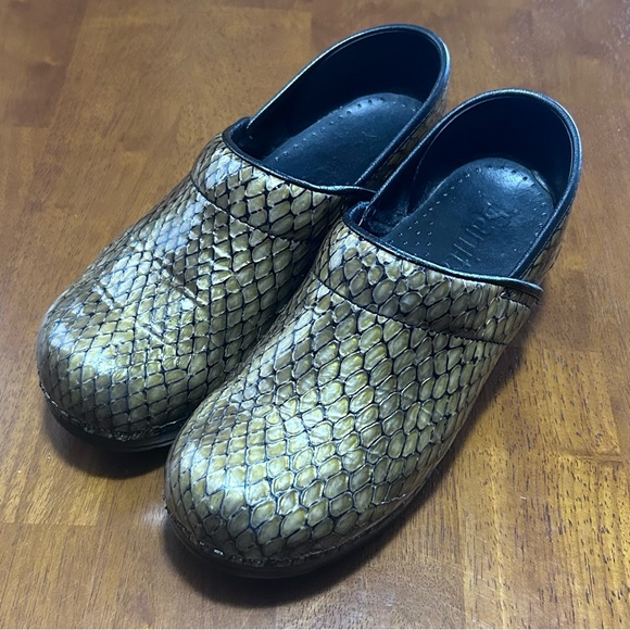 Dansko Sanita Copper Brown Faux Snake Skin Clogs Slip On Shoes Womens 38 US 7.5 - Picture 9 of 9